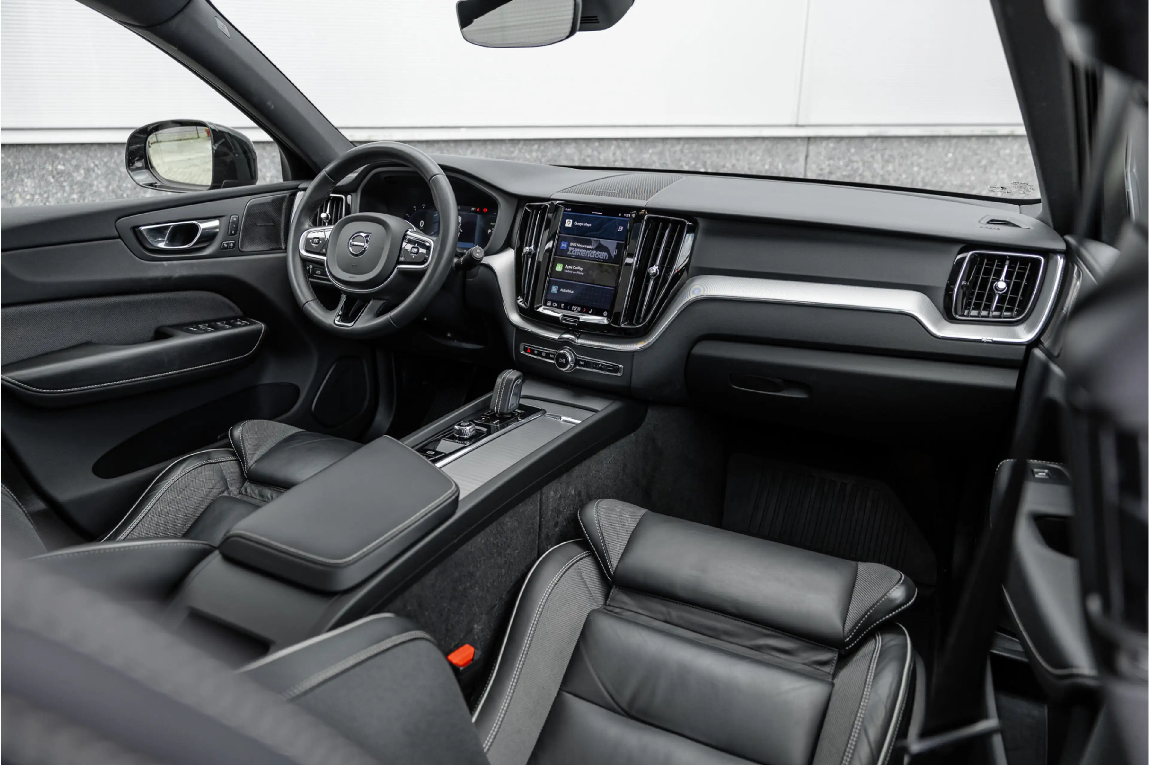 Volvo XC60 2.0 Recharge T6 AWD R-Design Pano / Harman Kardon — photo 32