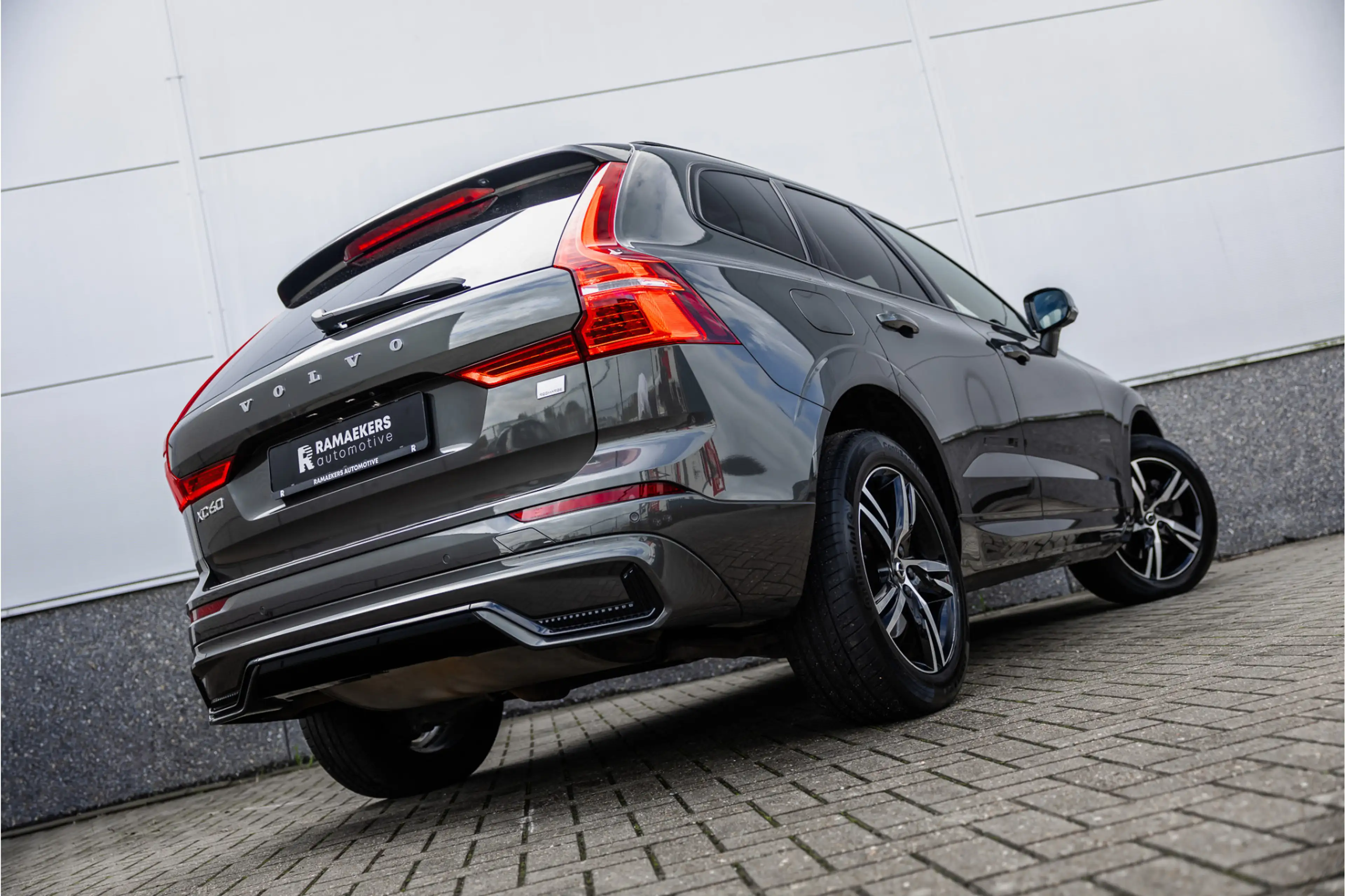 Volvo XC60 2.0 Recharge T6 AWD R-Design Pano / Harman Kardon — photo 27