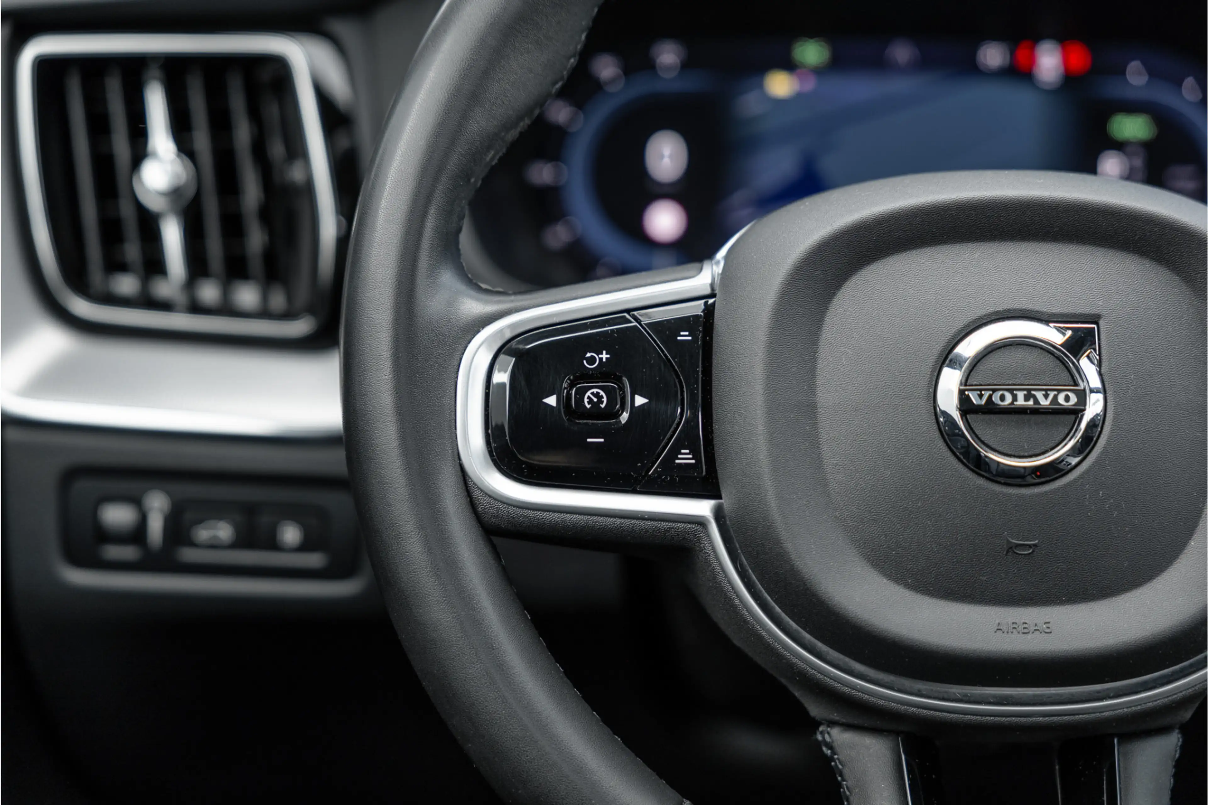 Volvo XC60 2.0 Recharge T6 AWD R-Design Pano / Harman Kardon — photo 35