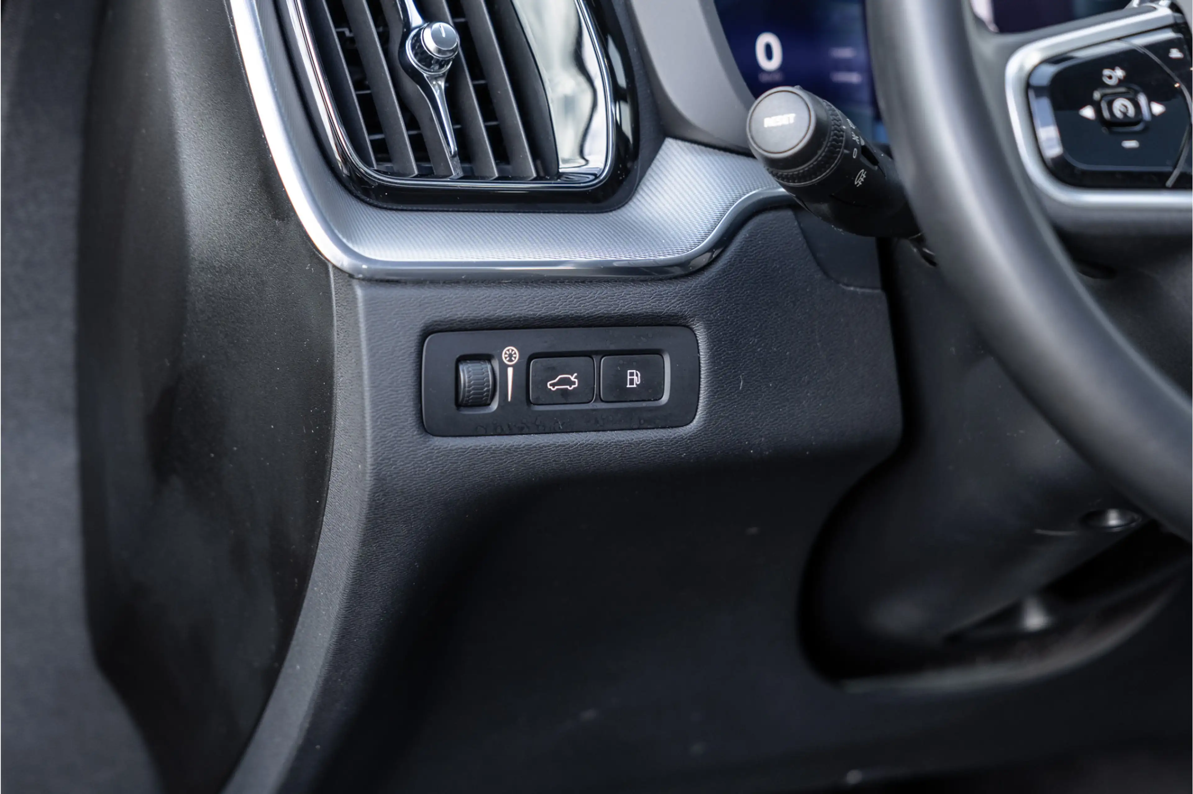 Volvo XC60 2.0 Recharge T6 AWD R-Design Pano / Harman Kardon — photo 44