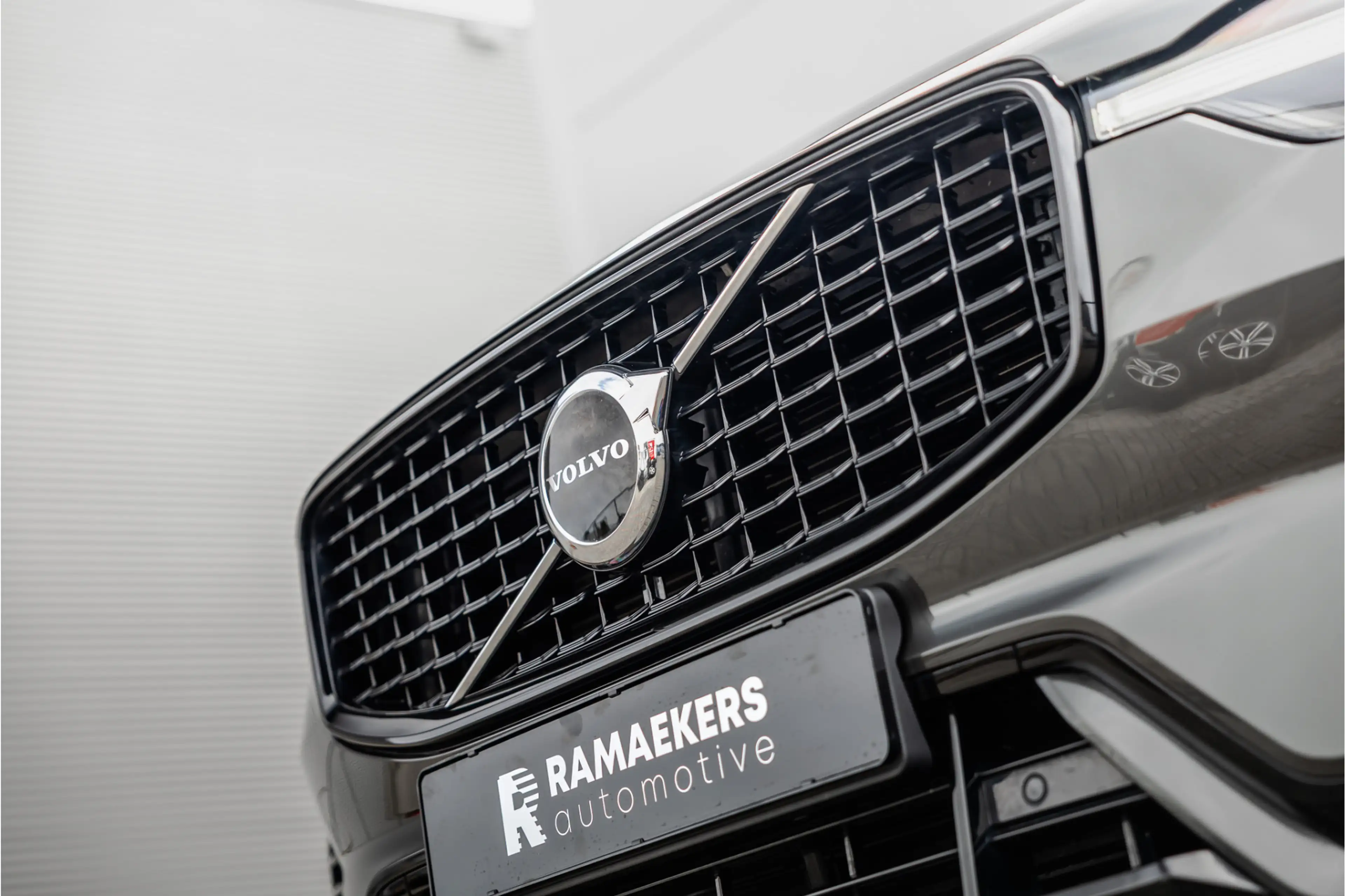 Volvo XC60 2.0 Recharge T6 AWD R-Design Pano / Harman Kardon — photo 17