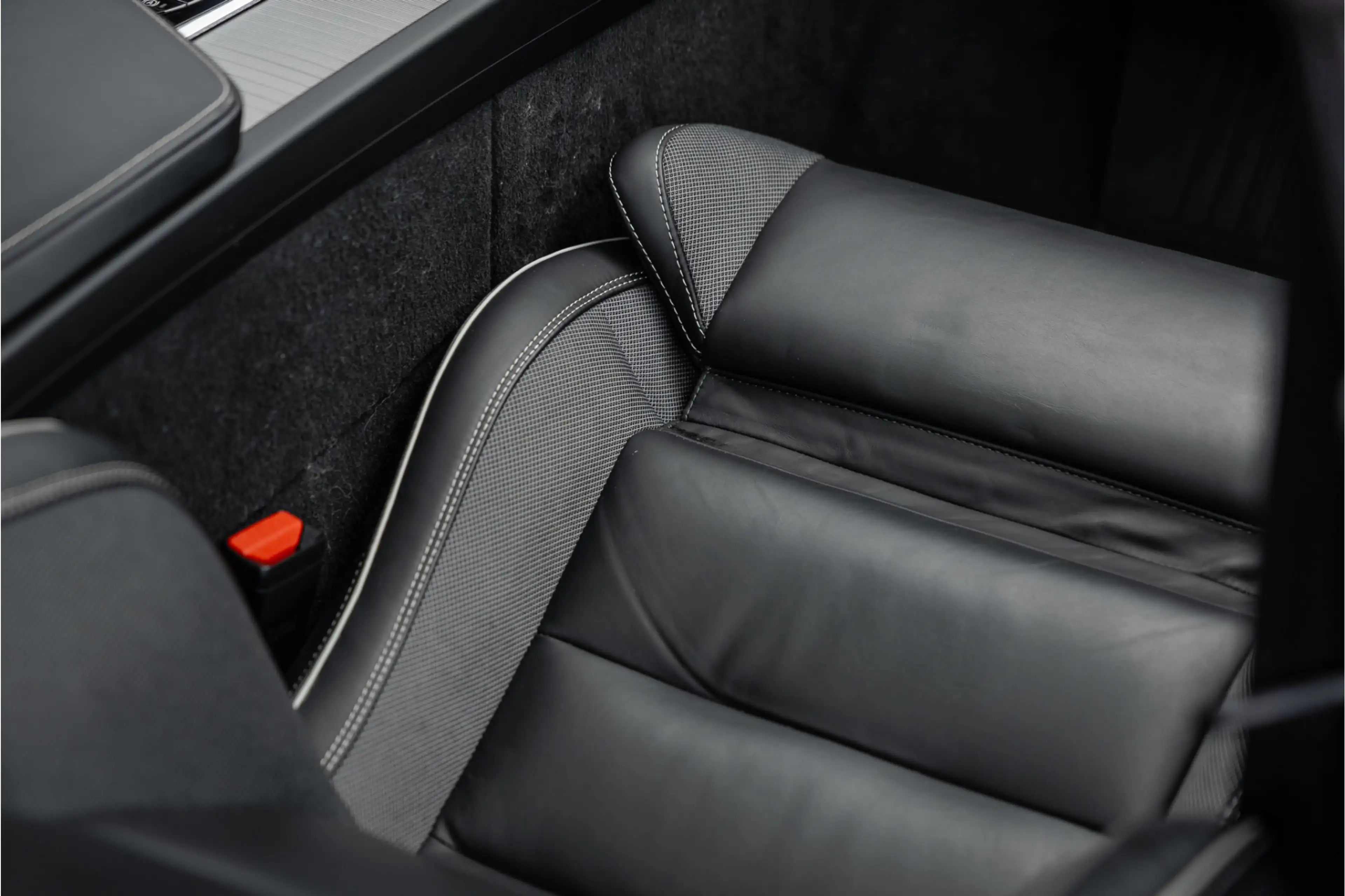 Volvo XC60 2.0 Recharge T6 AWD R-Design Pano / Harman Kardon — photo 13