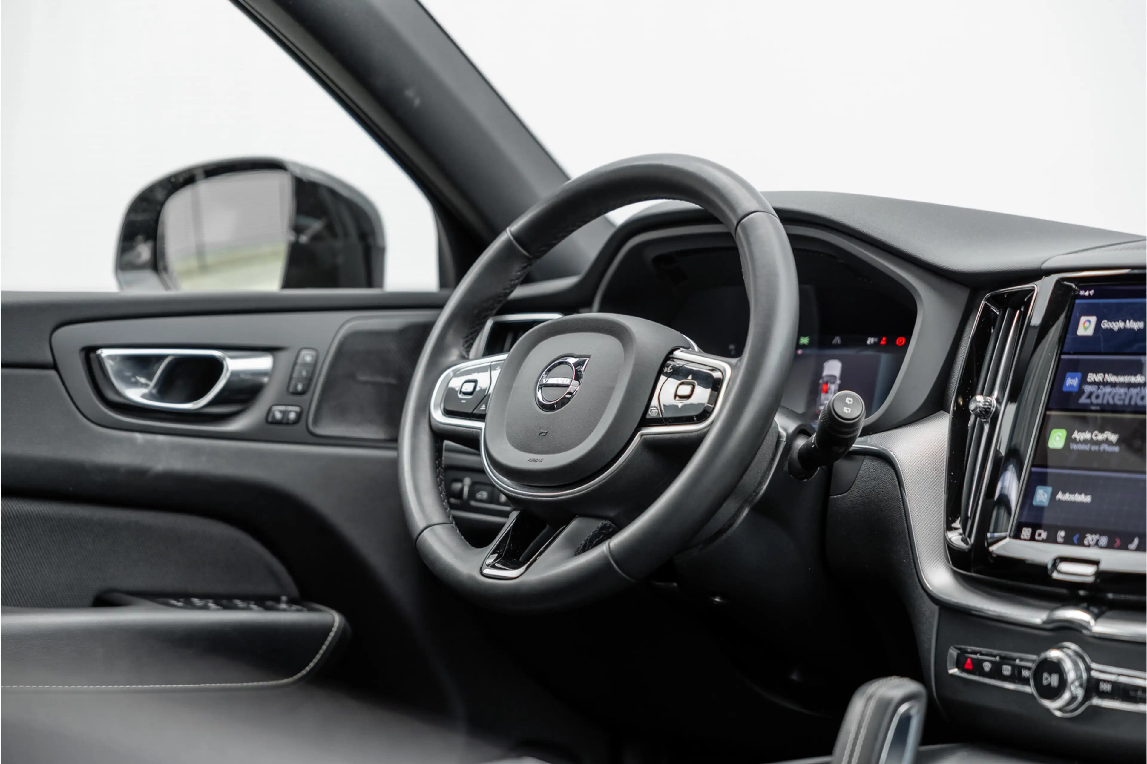 Volvo XC60 2.0 Recharge T6 AWD R-Design Pano / Harman Kardon — photo 33