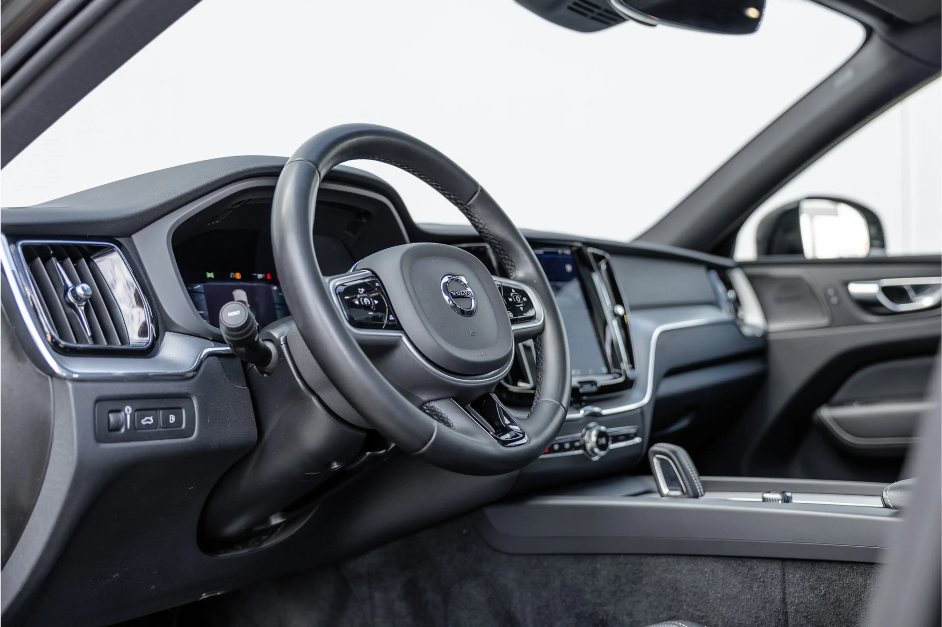 Volvo XC60 2.0 Recharge T6 AWD R-Design Pano / Harman Kardon — photo 40