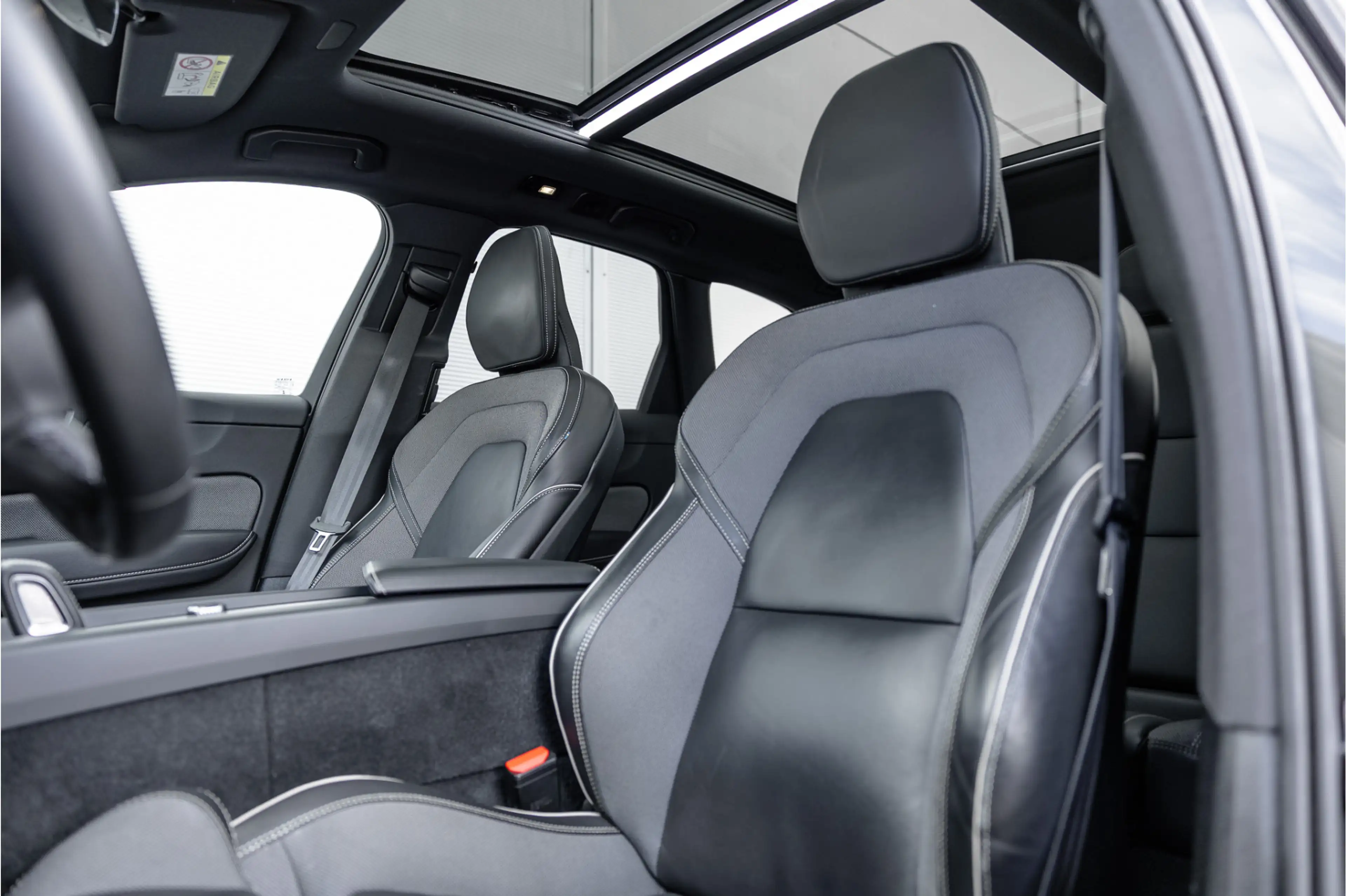 Volvo XC60 2.0 Recharge T6 AWD R-Design Pano / Harman Kardon — photo 7