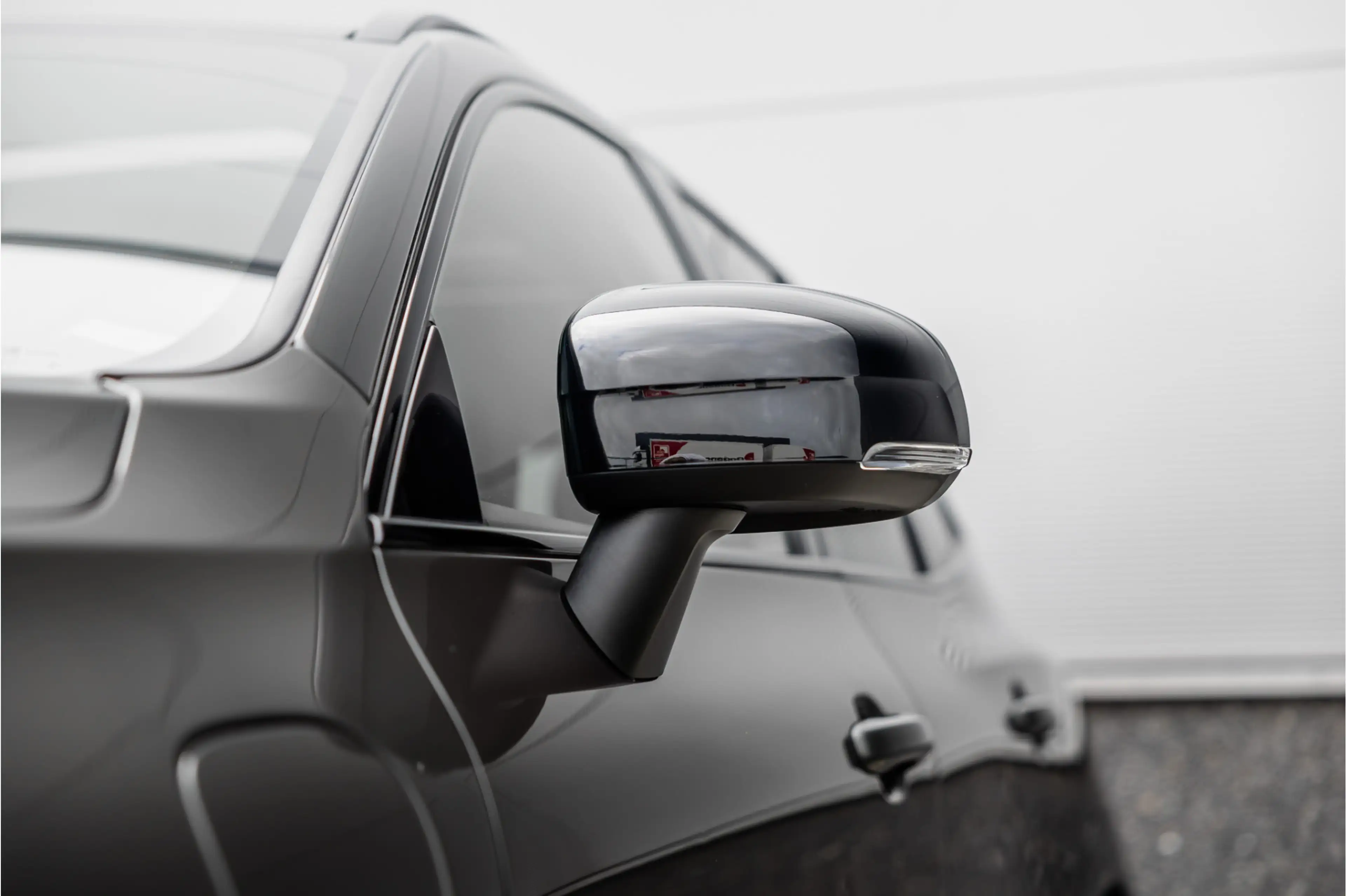 Volvo XC60 2.0 Recharge T6 AWD R-Design Pano / Harman Kardon — photo 22