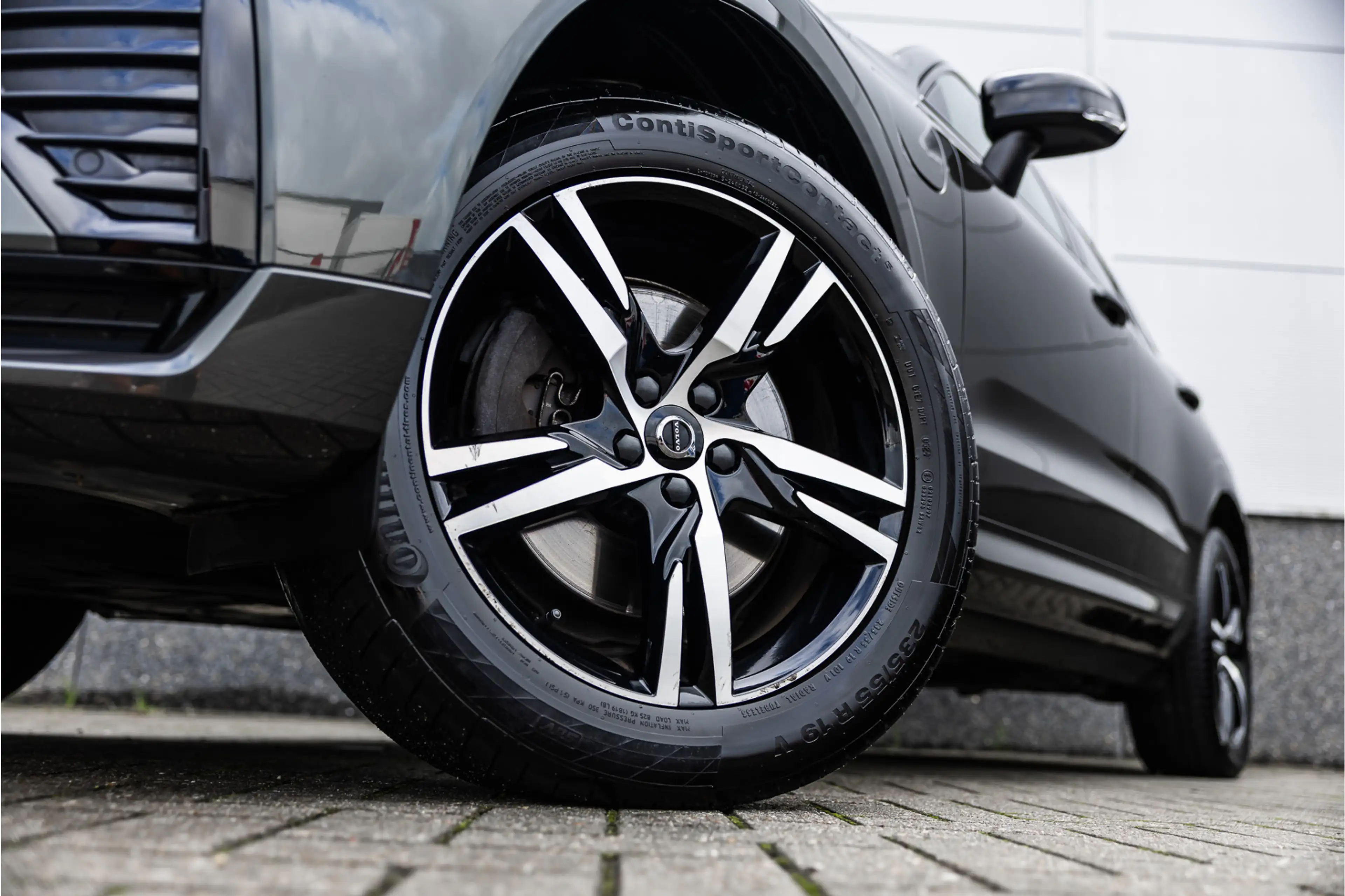 Volvo XC60 2.0 Recharge T6 AWD R-Design Pano / Harman Kardon — photo 28