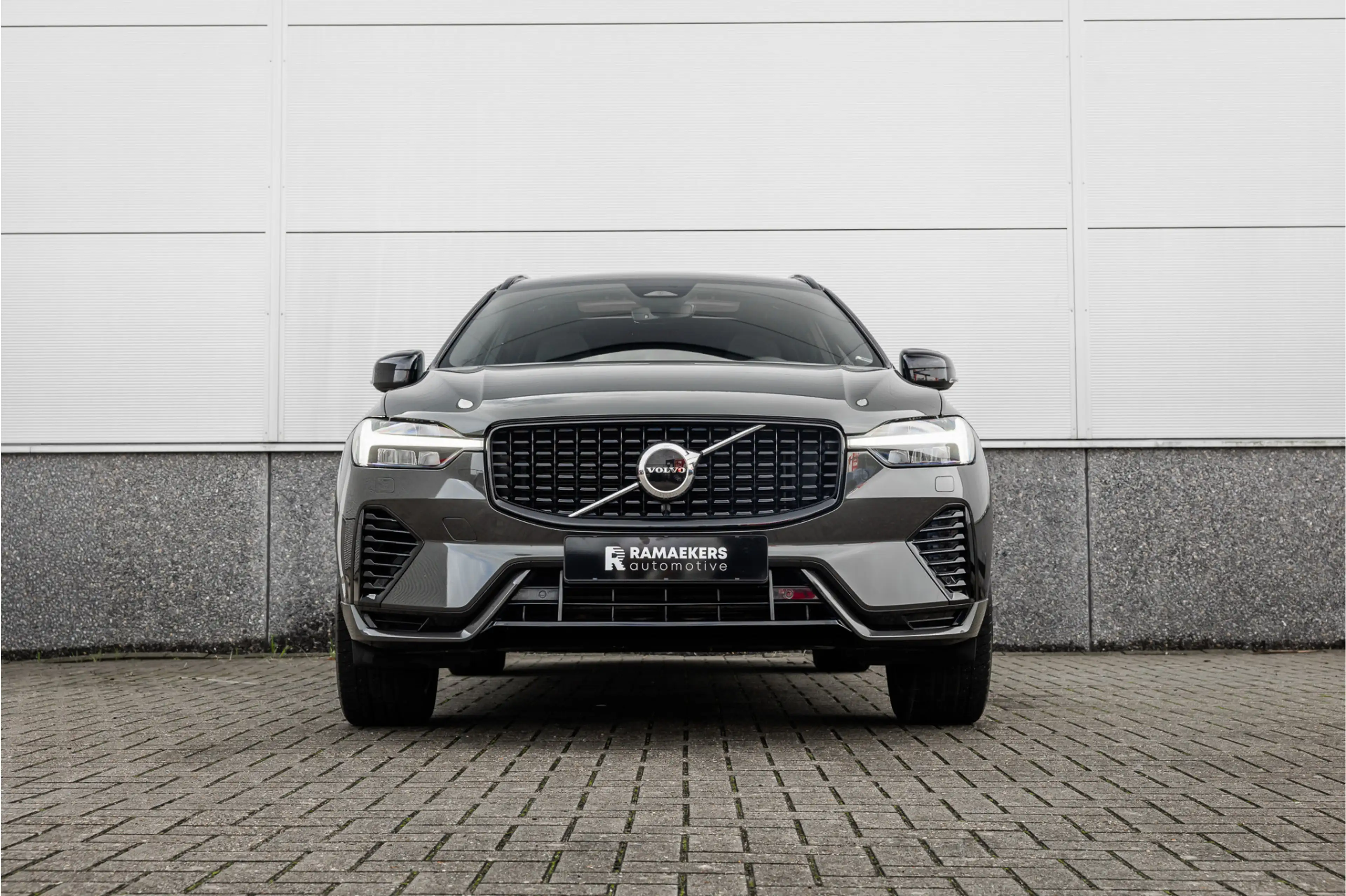 Volvo XC60 2.0 Recharge T6 AWD R-Design Pano / Harman Kardon — photo 3
