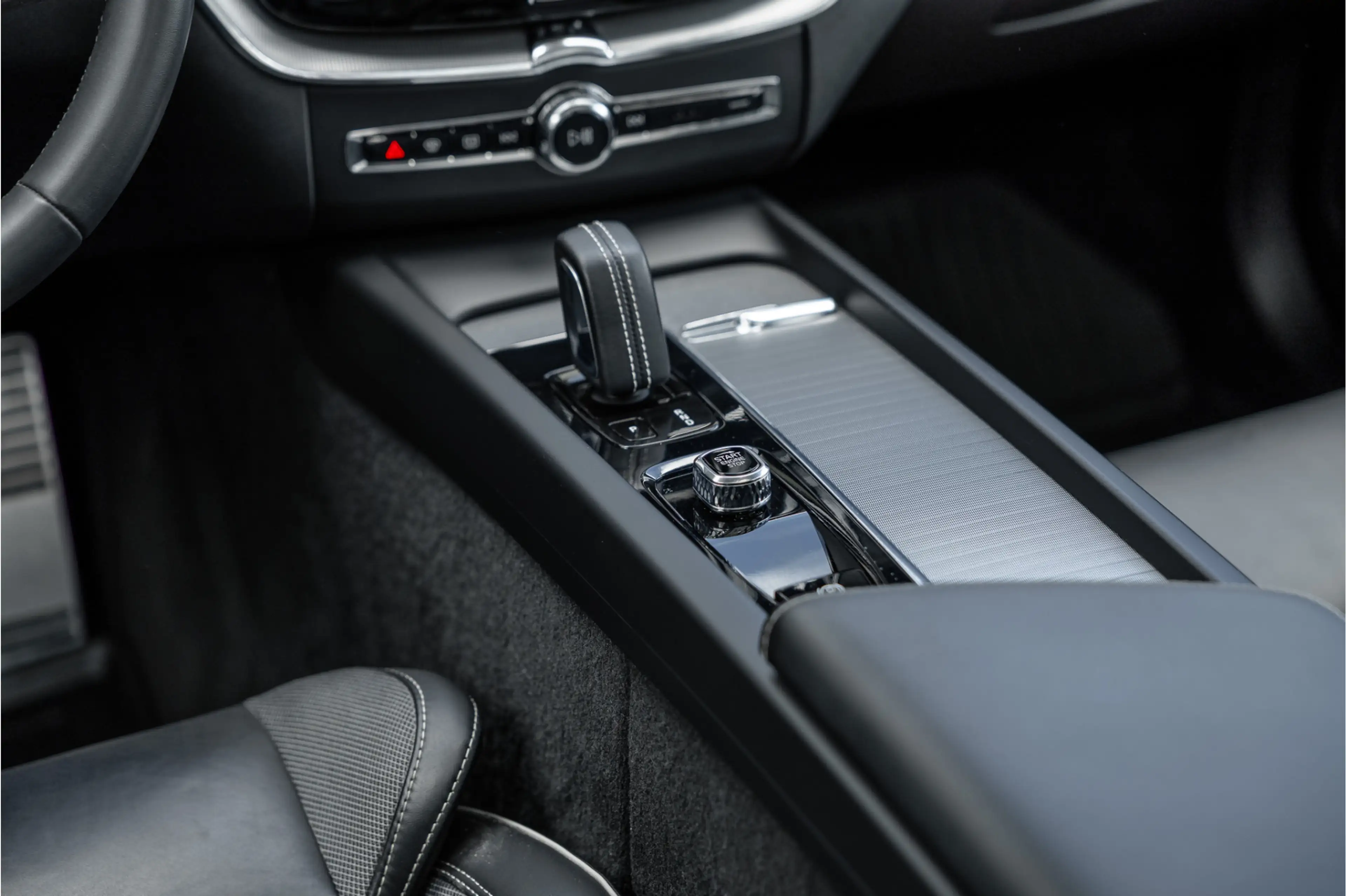 Volvo XC60 2.0 Recharge T6 AWD R-Design Pano / Harman Kardon — photo 38