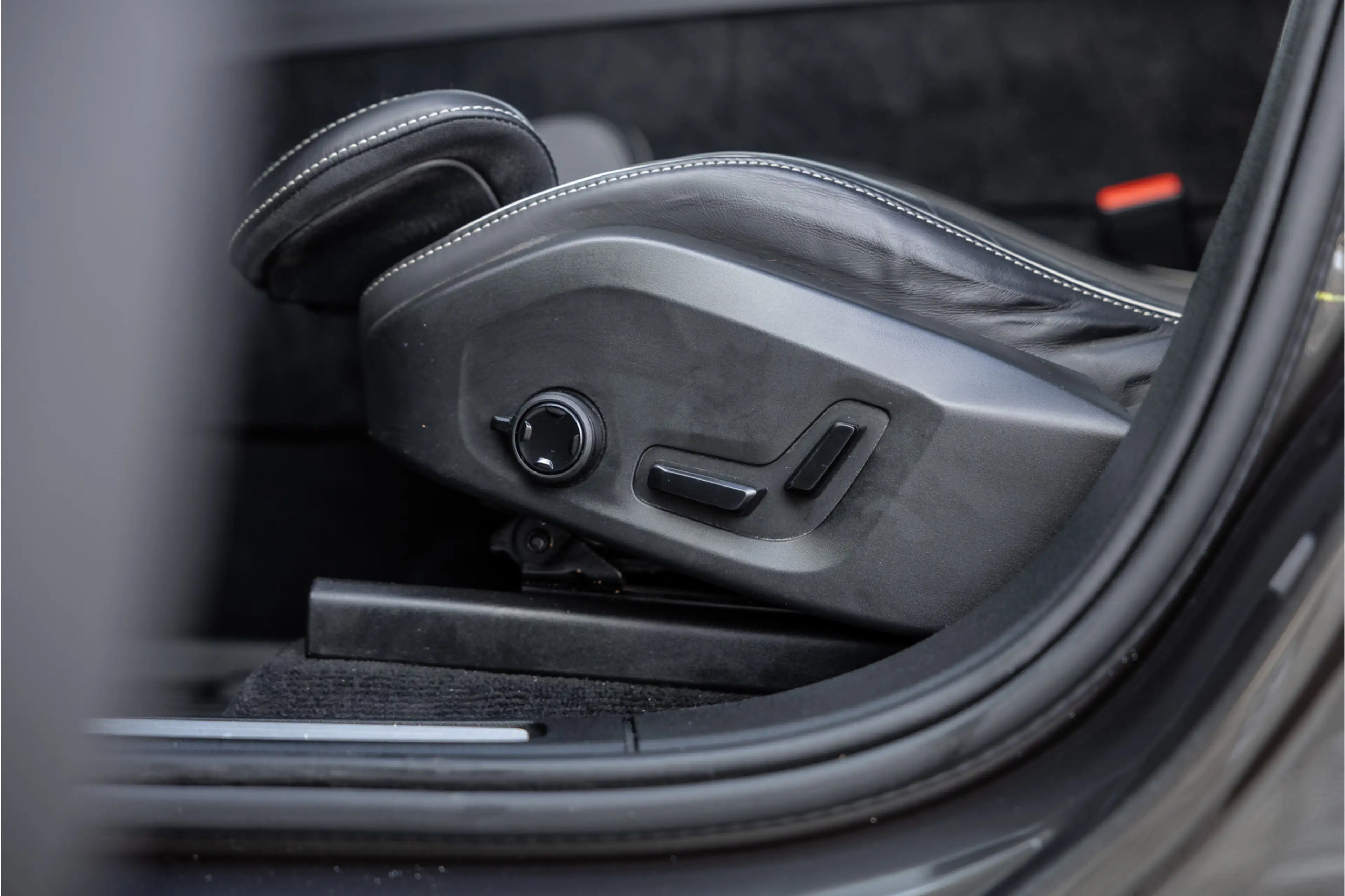 Volvo XC60 2.0 Recharge T6 AWD R-Design Pano / Harman Kardon — photo 43
