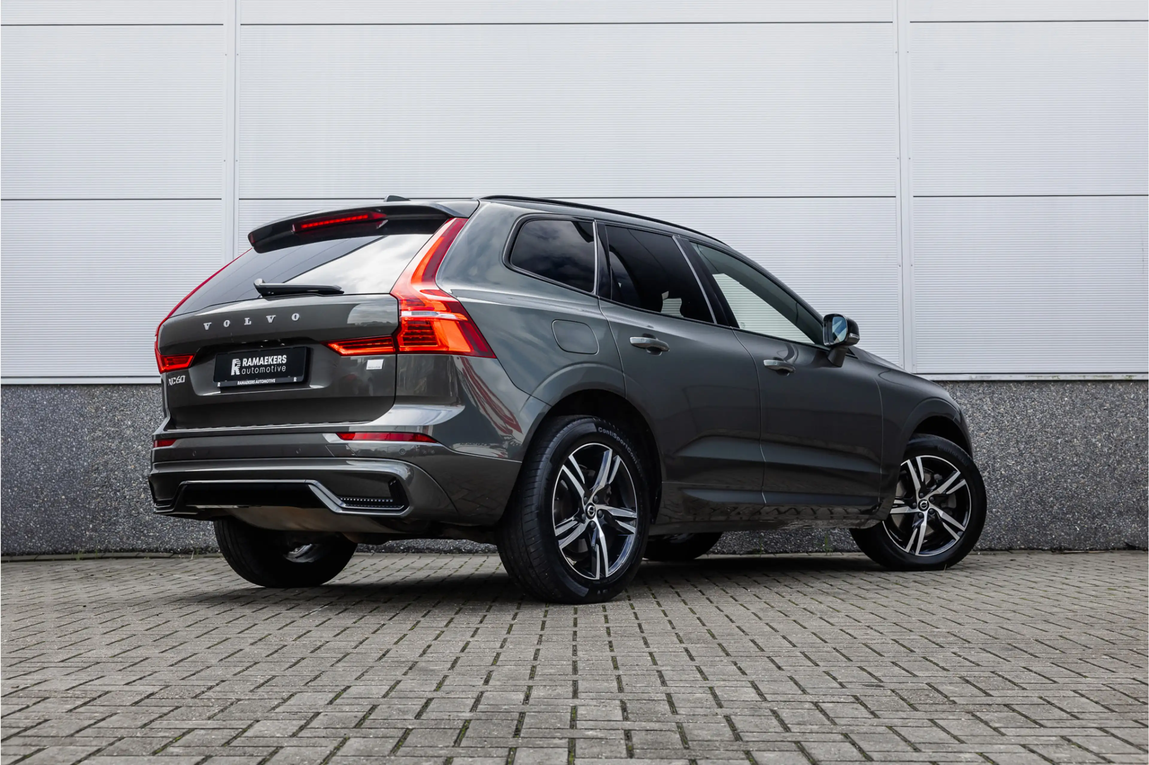 Volvo XC60 2.0 Recharge T6 AWD R-Design Pano / Harman Kardon — photo 2