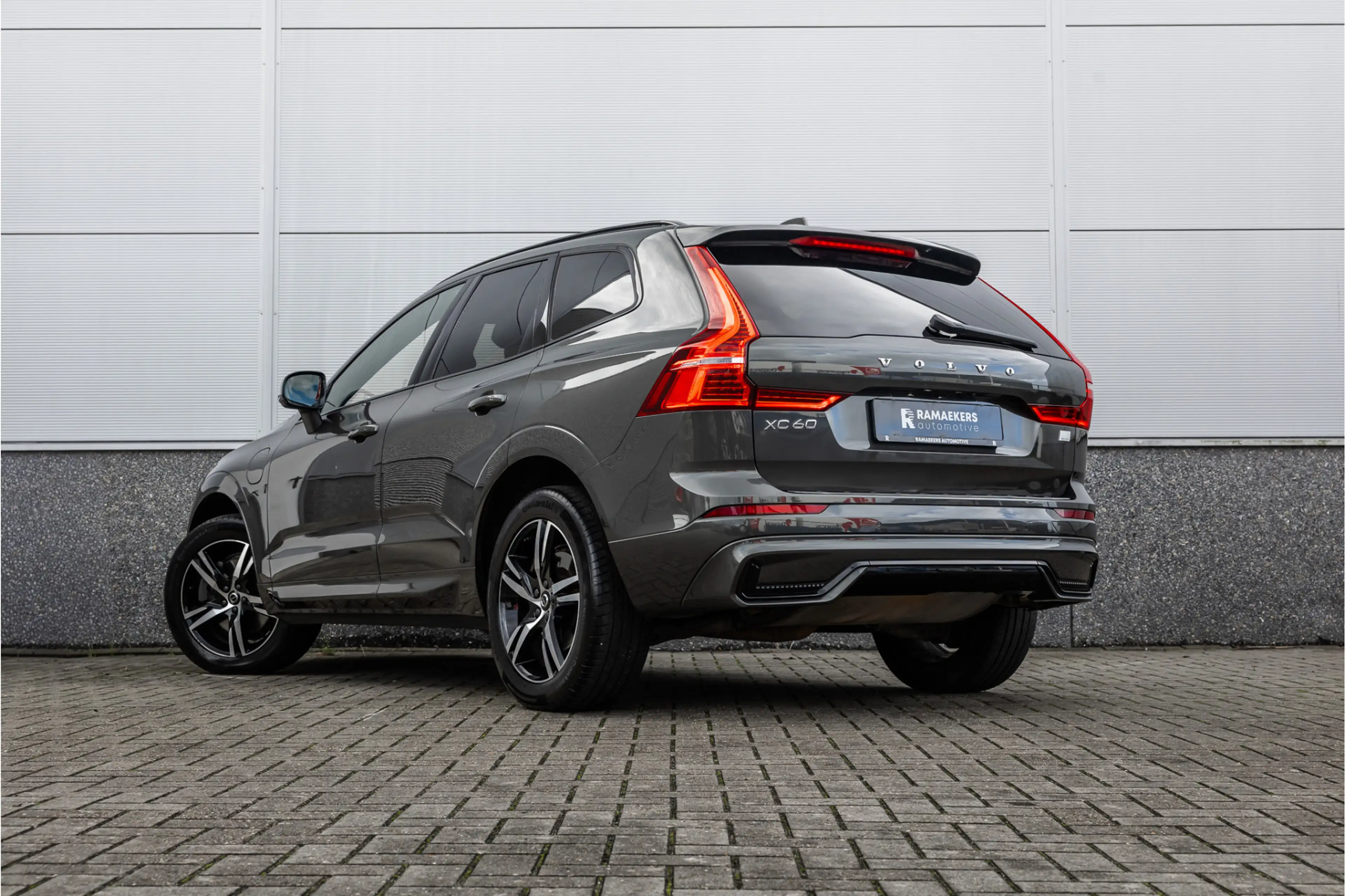Volvo XC60 2.0 Recharge T6 AWD R-Design Pano / Harman Kardon — photo 31