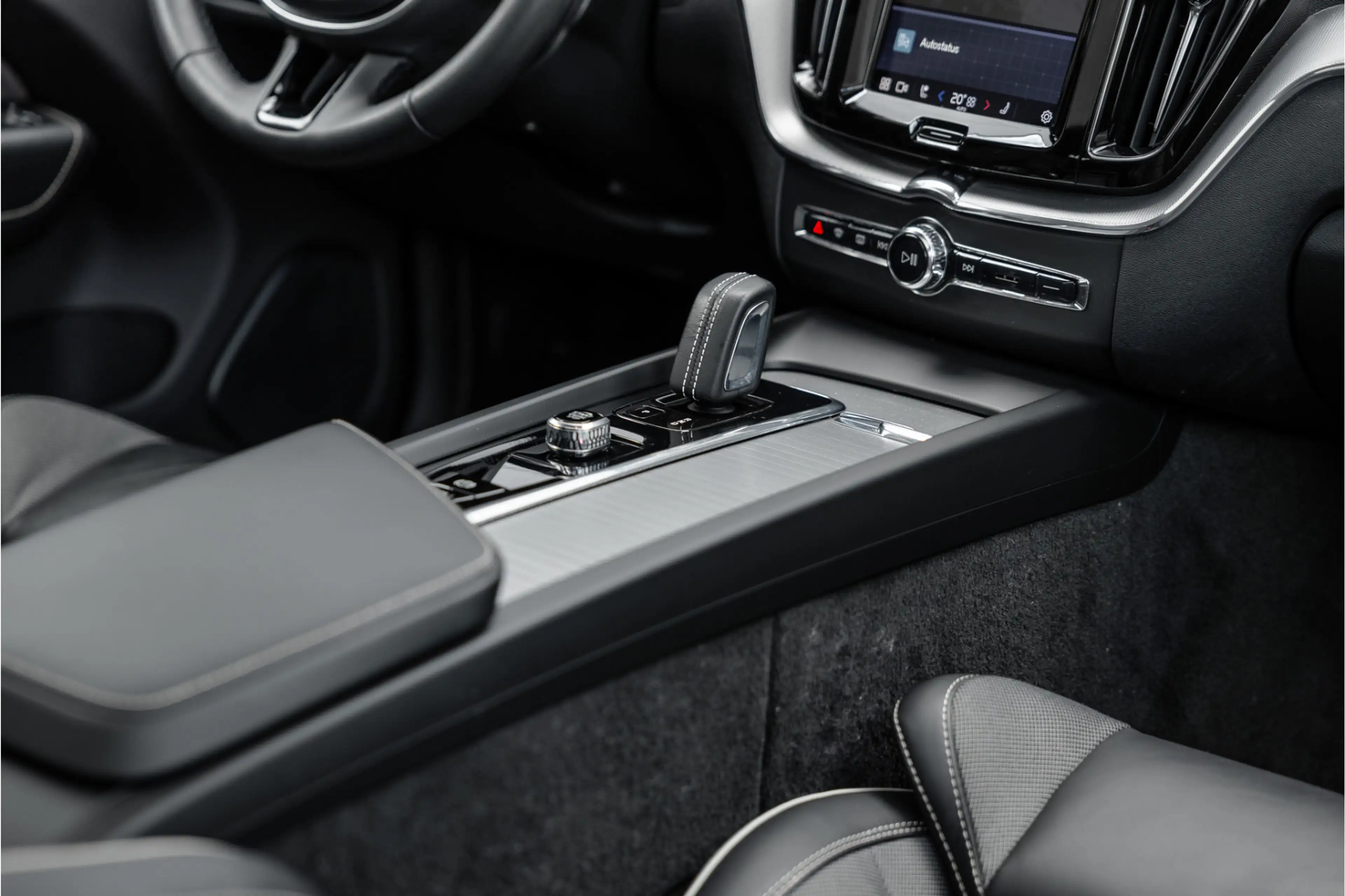 Volvo XC60 2.0 Recharge T6 AWD R-Design Pano / Harman Kardon — photo 34