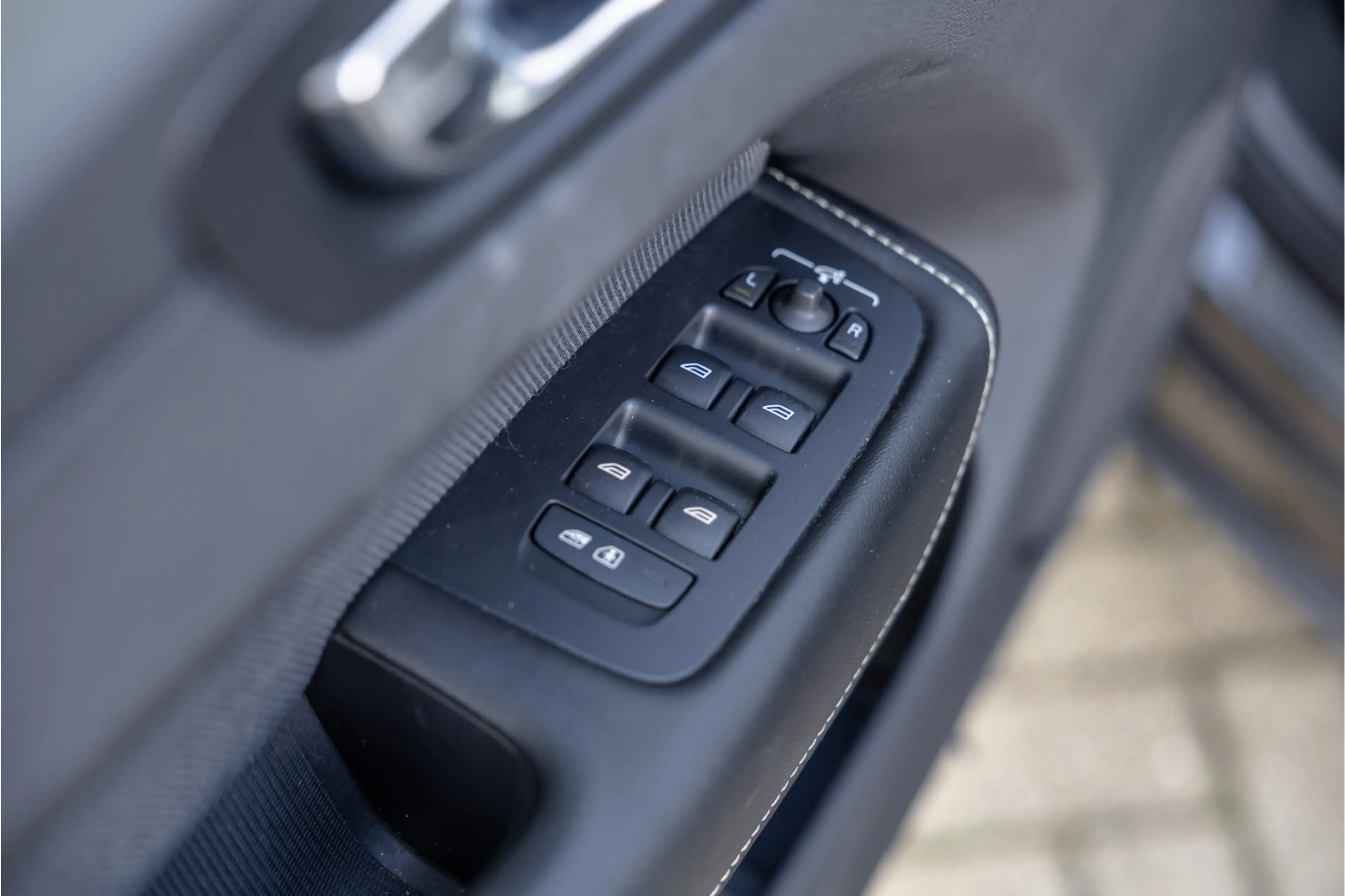 Volvo XC60 2.0 Recharge T6 AWD R-Design Pano / Harman Kardon — photo 41
