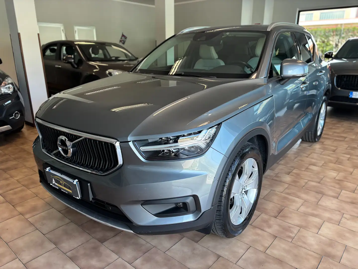 Volvo XC40 2.0 t4 Momentum awd geartronic*UNICOPRO* Gris - 1