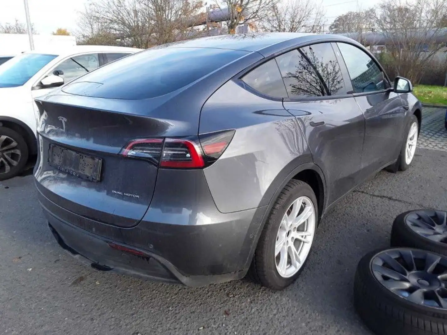 Tesla Model Y Dual AWD Autopilot Pano Wärmepumpe 20" Grau - 2