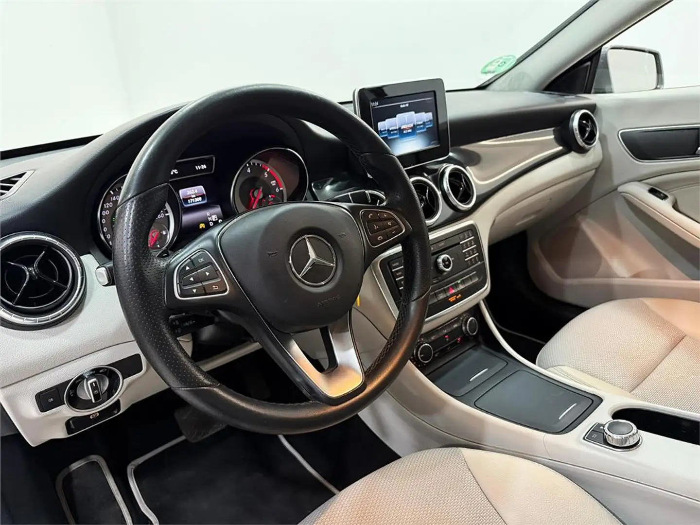 Mercedes-Benz CLA 200 Shooting Brake 200d Urban 7G-DCT - 2