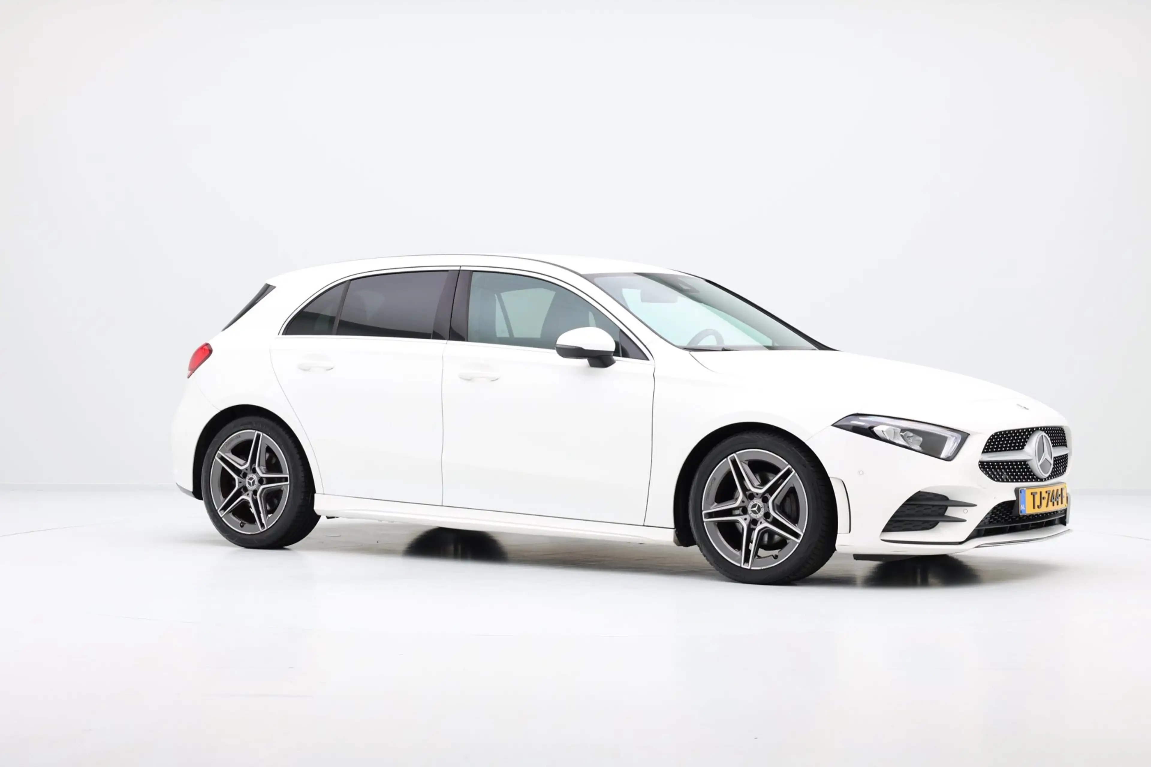Mercedes-Benz A 200 AMG Bus. Solution Aut. Navi|Leder-Alcantara|LMV|Ca — photo 4