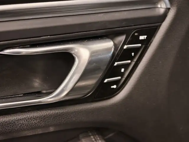 Porsche Macan view 12