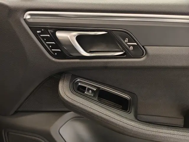 Porsche Macan view 14