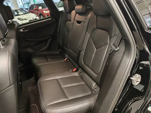 Porsche Macan view 15
