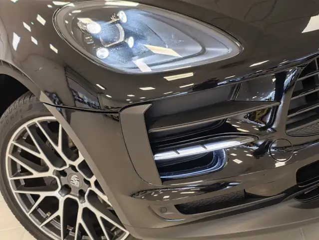 Porsche Macan view 3