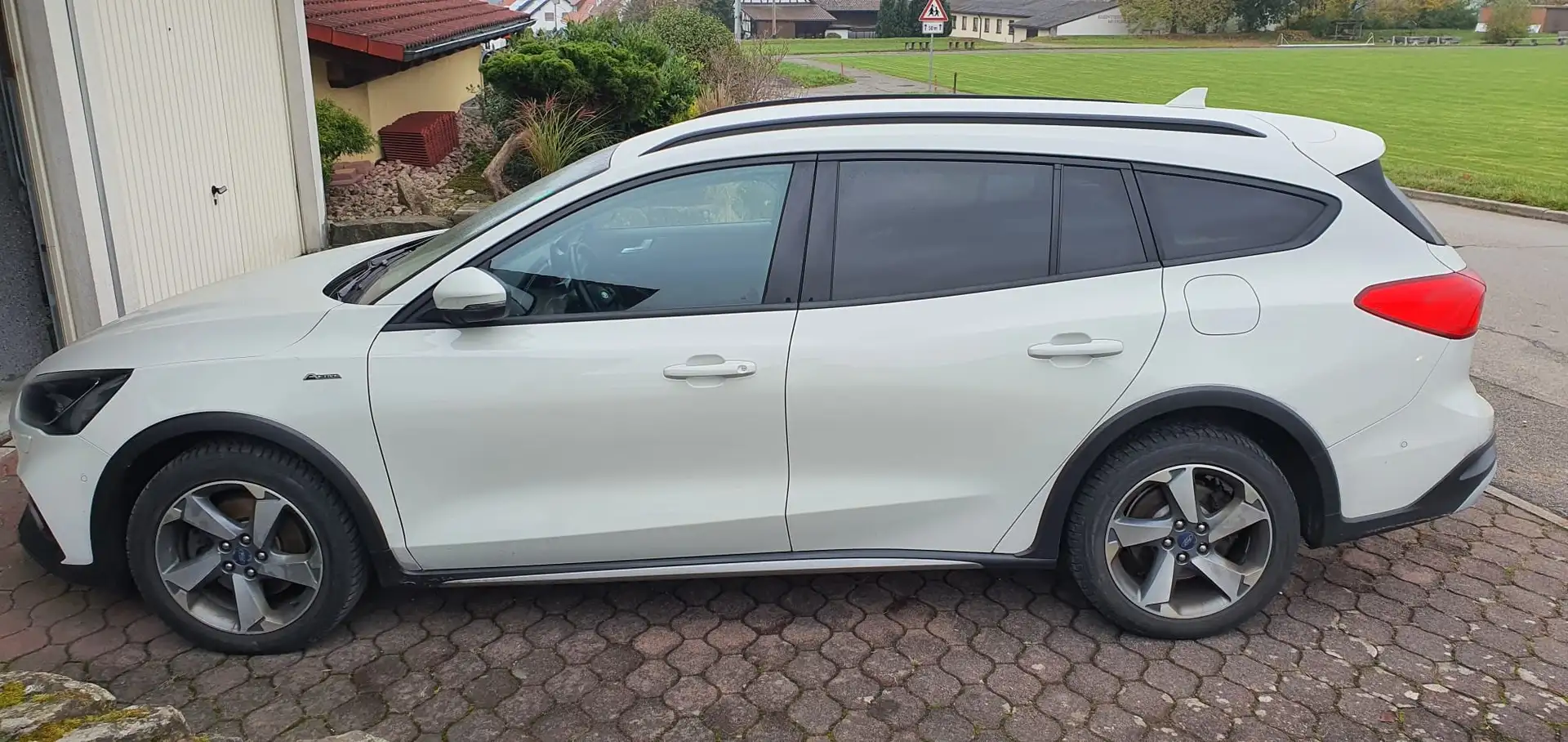 Ford Focus 2,0 EcoBlue 110kW Active Auto Weiß - 1