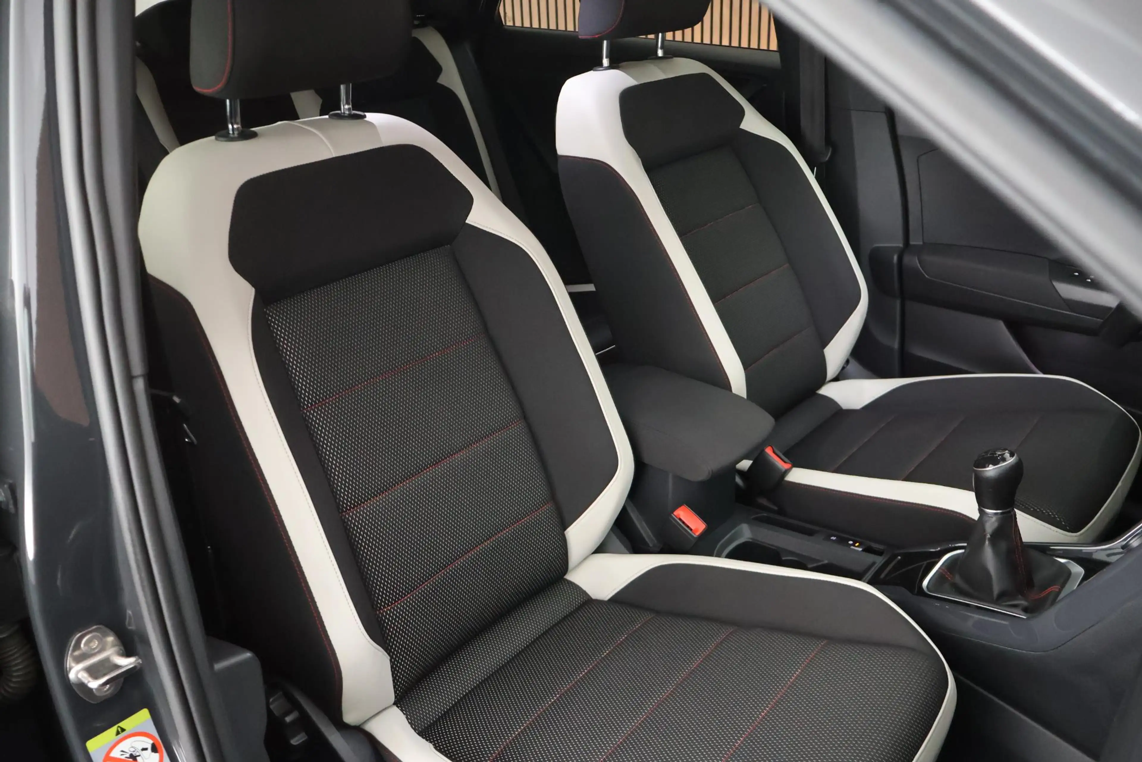 Volkswagen T-Roc 1.0 TSI 116pk Sport Trekhaak LED Navigatie — photo 2