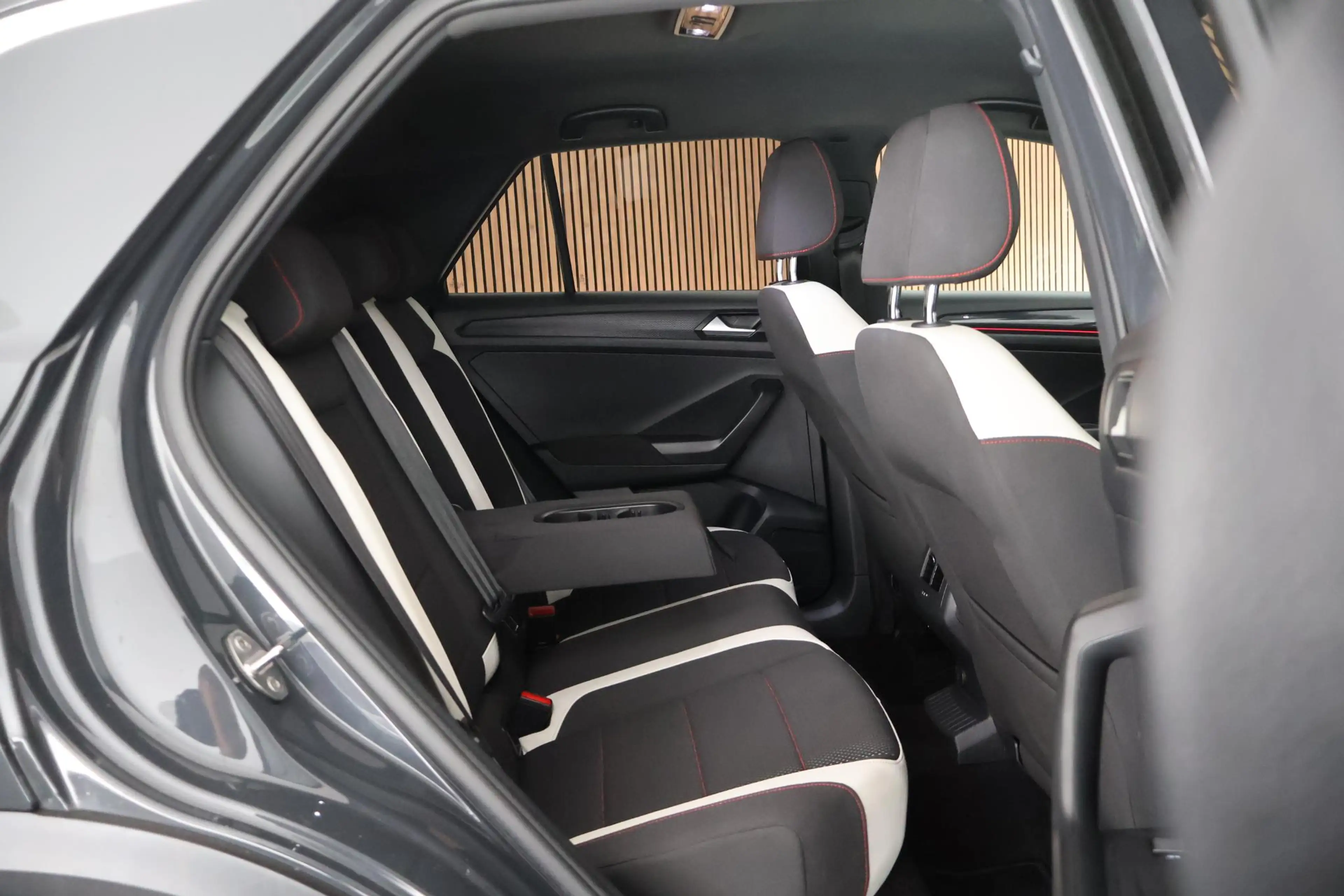 Volkswagen T-Roc 1.0 TSI 116pk Sport Trekhaak LED Navigatie — photo 10