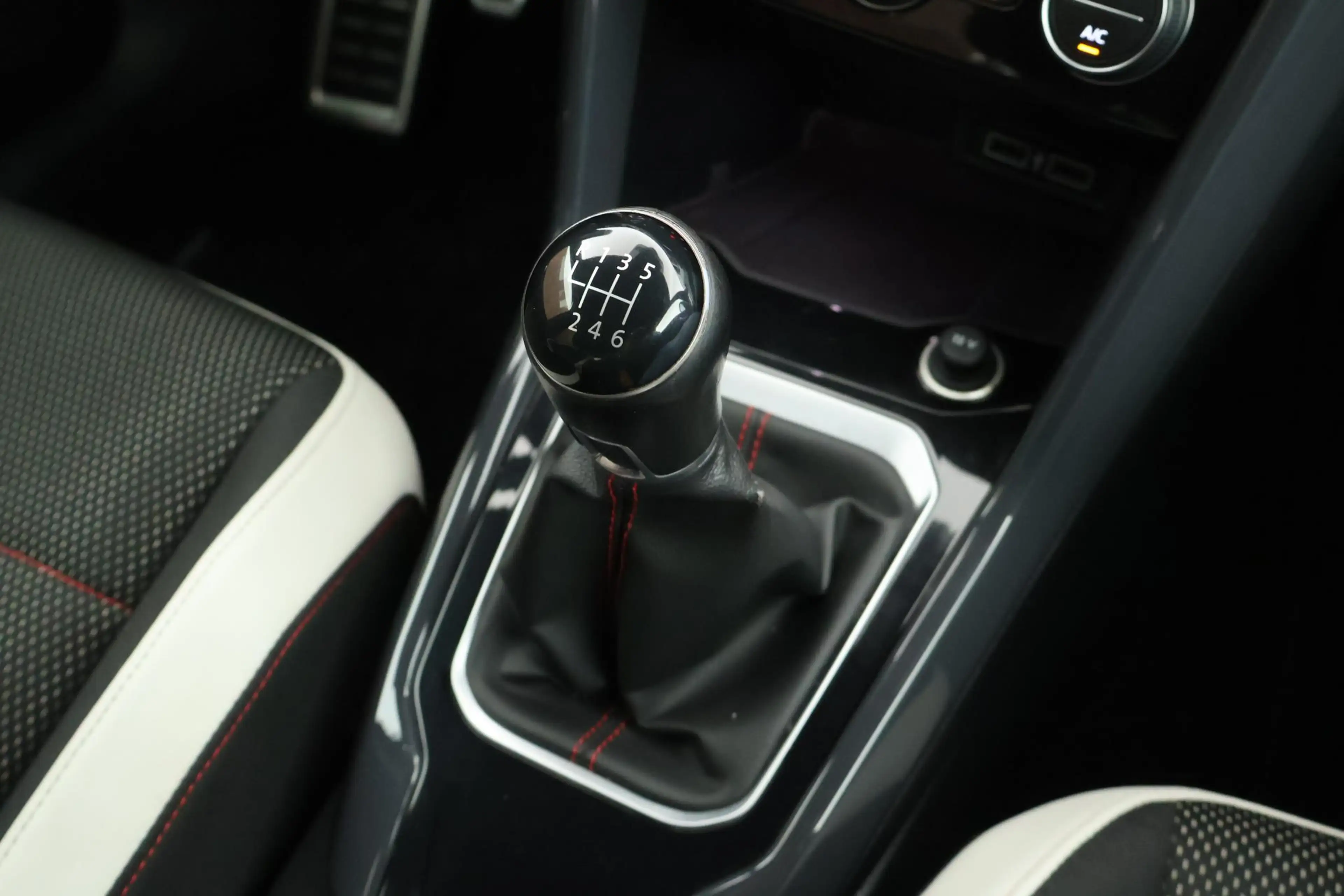 Volkswagen T-Roc 1.0 TSI 116pk Sport Trekhaak LED Navigatie — photo 36