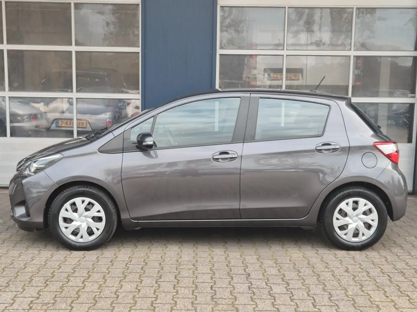 Toyota Yaris 1.0 VVT-I ASPIRATION, Camera, Cruise controle ALL Gris - 2