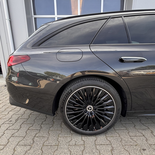 Mercedes-Benz E 300 Estate e AMG L. — photo 27