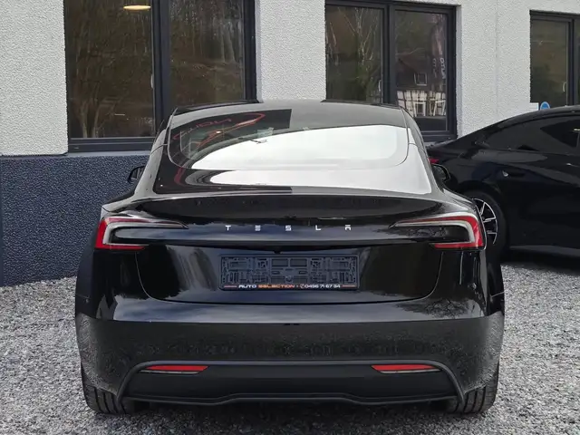 Tesla Model 3 view 4