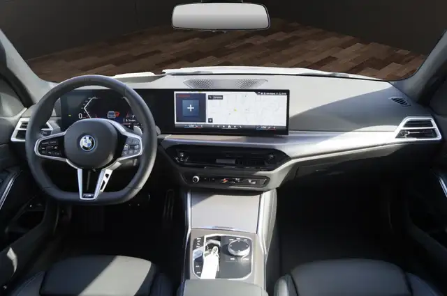BMW 3 Series view 8