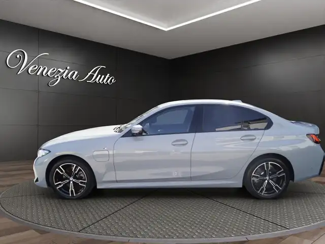 BMW 3 Series view 3