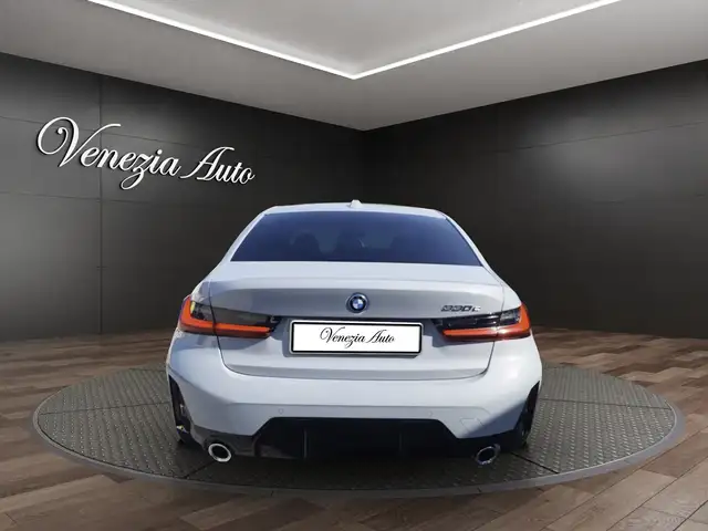 BMW 3 Series view 5