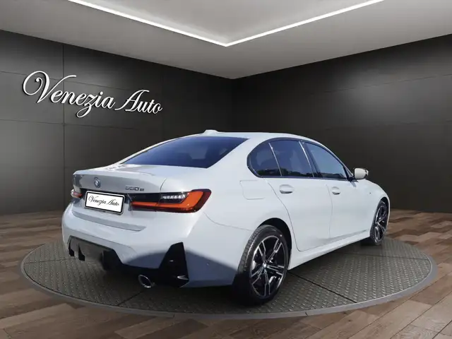 BMW 3 Series view 4