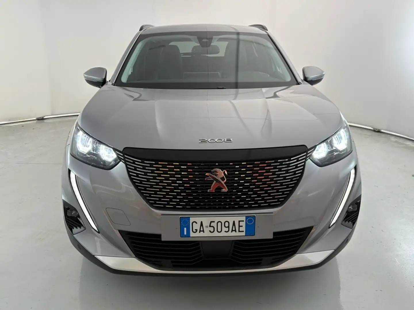 Peugeot 2008 1.2 PureTech Allure Grau - 2