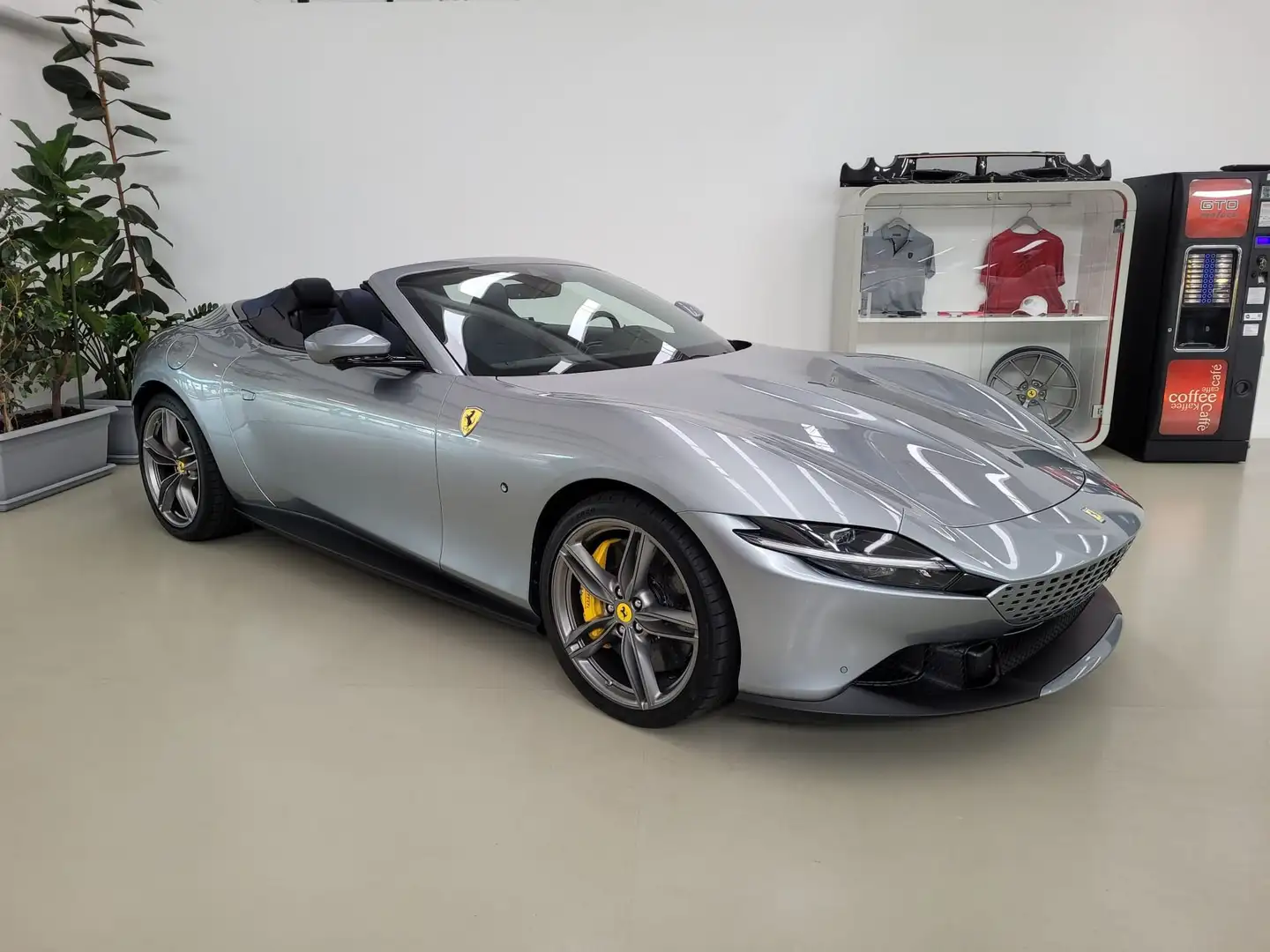 Ferrari Roma Spider Grau - 1