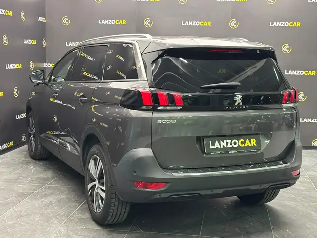 Peugeot 5008 view 6