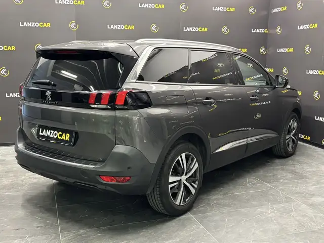 Peugeot 5008 view 4