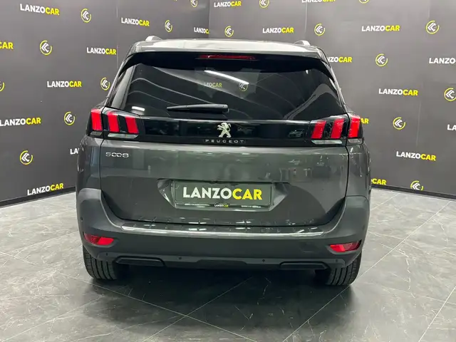 Peugeot 5008 view 5