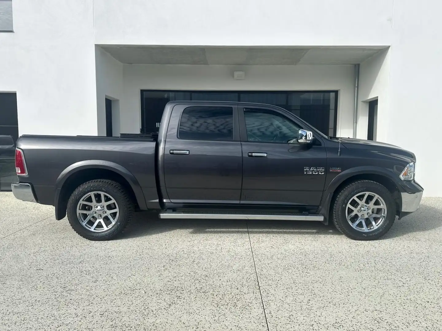 Dodge RAM 1500 CREW CAB LARAMIE GPL Gris - 2