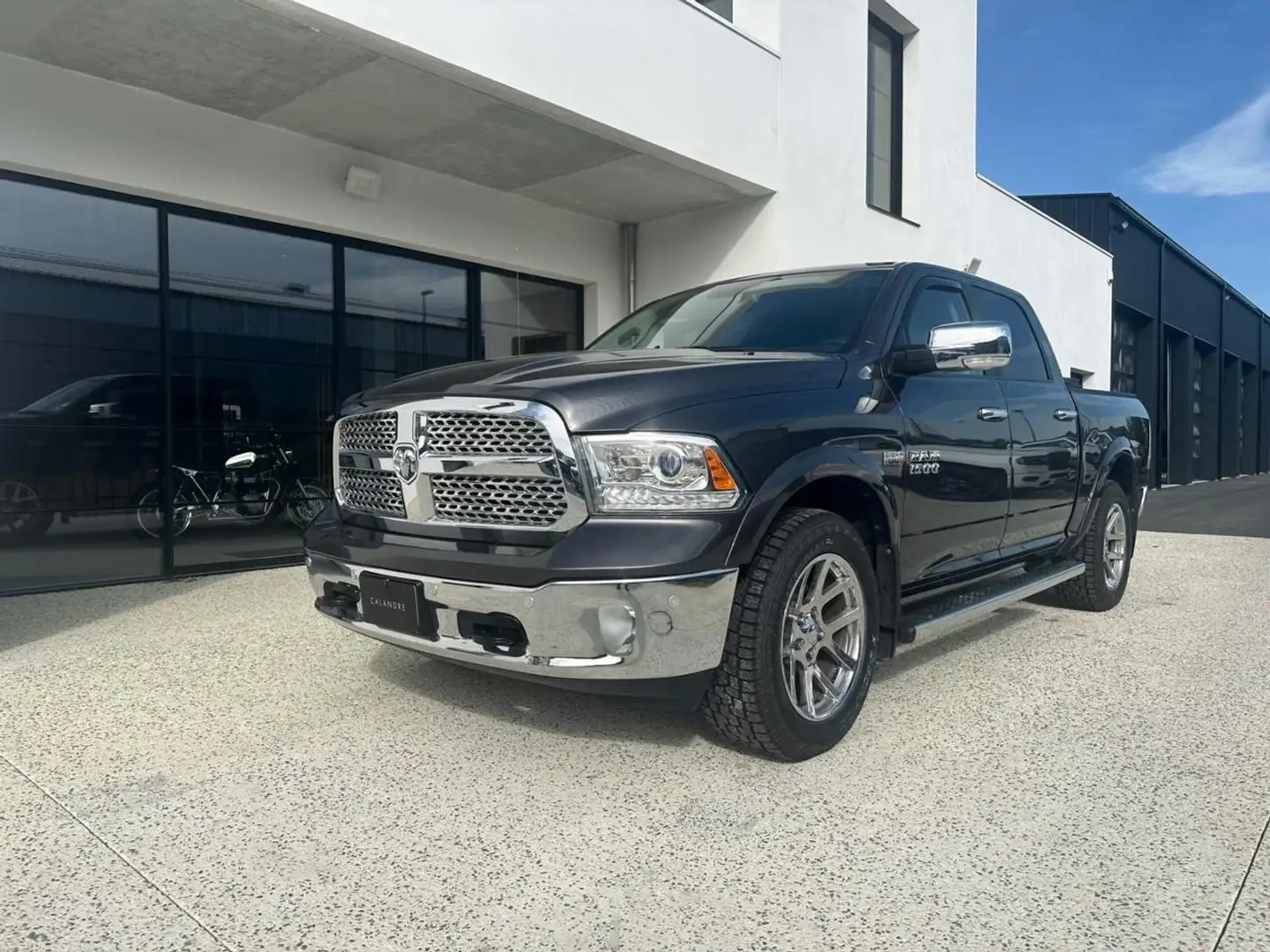 Dodge RAM 1500 CREW CAB LARAMIE GPL Gris - 1