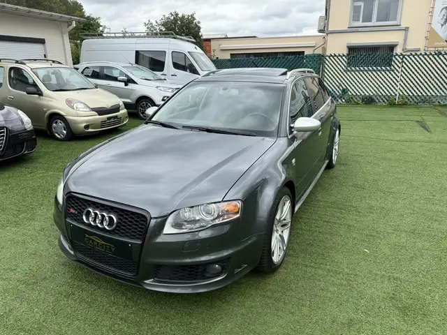 Audi RS4 view 3