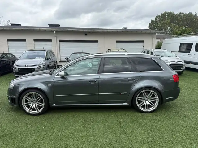 Audi RS4 view 4