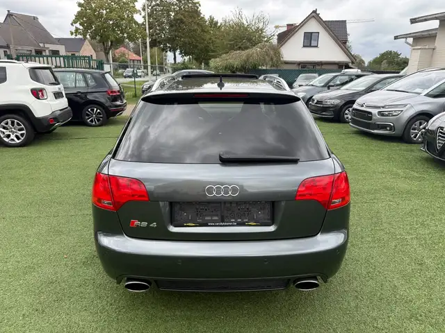 Audi RS4 view 6