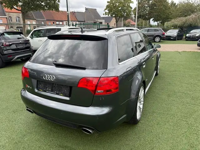 Audi RS4 view 7