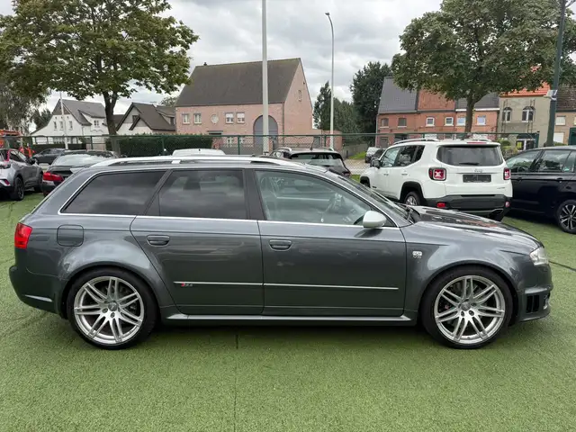 Audi RS4 view 8