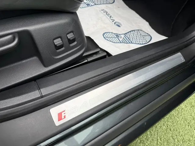 Audi RS4 view 24